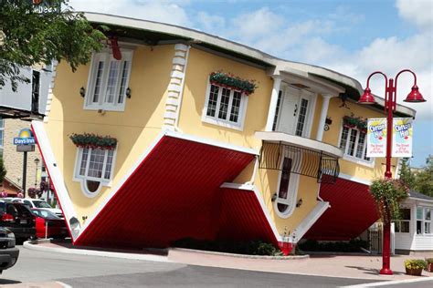 We've probably all seen movies or television shows where some kind of 'whacky' situation occurs flipping the world as we know it and leaving the characters in an upside down house. Attraction Upside Down House on Clifton Hill in Niagara ...