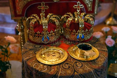 Twee Orthodoxe Huwelijks Plechtige Kronen Klaar Voor Ceremonie Stock