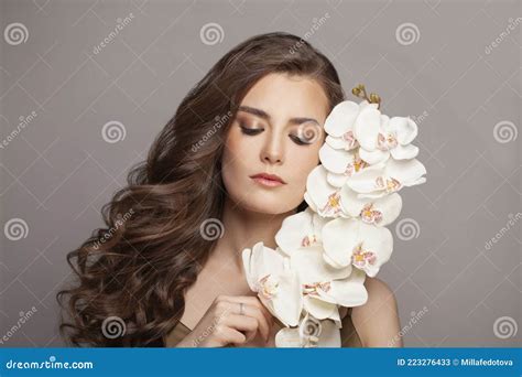 Nice Brunette Fashion Woman With Flowers Model With Nude Makeup Beauty Face Stock Image