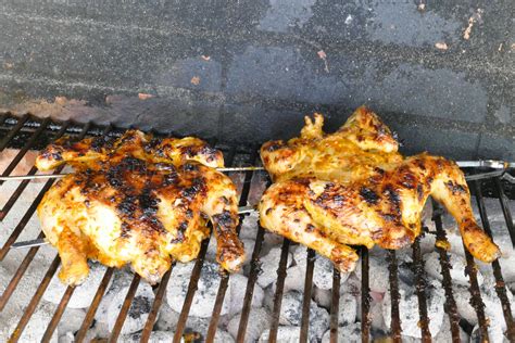 Poulet Grillé Au Bbq à La Portugaise Poulet Piri Piri Assiettes