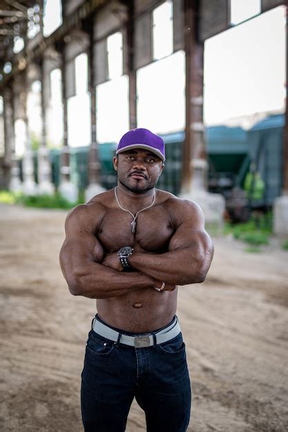 Бодибилдинг спортивный сексуальный человек сильный мускулистый мужчина