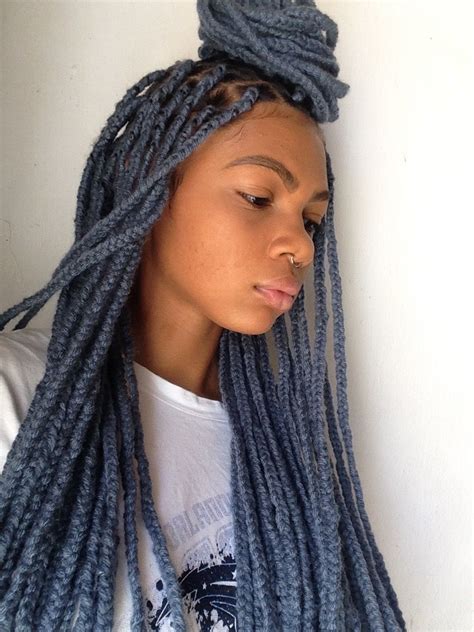 You can take a break from this by just letting the braids hang loosely. Box braids Tranças de lã | Cabelo com tranças africanas ...