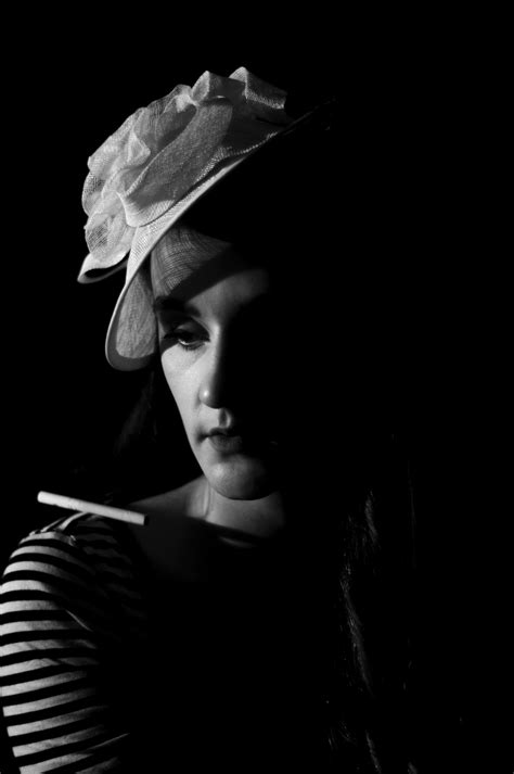 무료 이미지 검정색과 흰색 사람들 소녀 여자 화이트 사진술 초상화 모델 모자 어둠 의류 검은 단색화