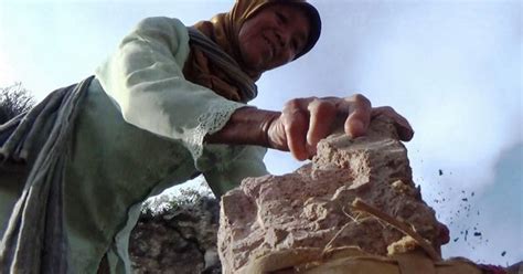 Lime stone atau batu kapur adalah sebuah batuan sedimen yang terdiri. Tambang Batu Kapur Ini Mulai Ditinggalkan : Okezone News