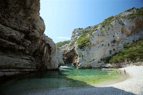 Stiniva Cove, island Vis