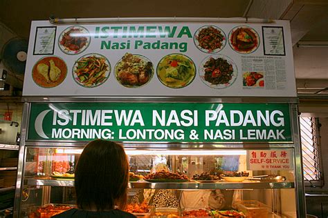 The waiters bring the dishes several at a time, balanced on. Istimewa Nasi Padang | CAMEMBERU