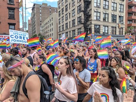 Перевод слова pride, американское и британское произношение, транскрипция, словосочетания, однокоренные слова, примеры использования. LGBTQ+ Pride Month - DEI Working Group