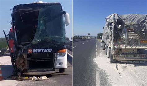 Yolcu otobüsü kamyona çarptı 14 yaralı Ege the News