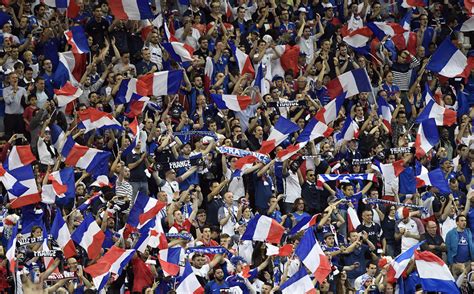 How many foot france in 1 football field? France - Islande: « Les Français sont plus spectateurs que ...