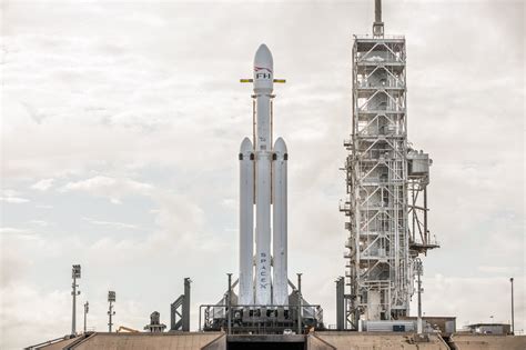 Spacexs Big Rocket The Falcon Heavy Finally Reaches The Launchpad
