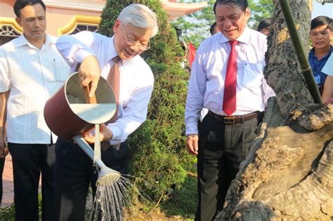 Tổng bí thư, chủ tịch nước nguyễn phú trọng đã được ban chấp hành trung ương khóa xiii trong hội nghị lần thứ nhất diễn ra sáng nay bầu làm tổng thay mặt bộ chính trị, thủ tướng chính phủ nguyễn xuân phúc tặng hoa chúc mừng ông nguyễn phú trọng được tín nhiệm bầu làm tổng bí. Tổng Bí thư Nguyễn Phú Trọng thăm Khu lưu niệm cố TBT Lê Duẩn