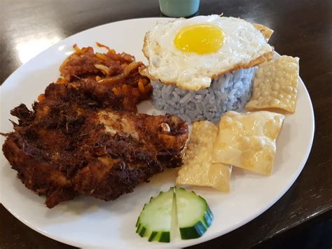Nale's version may look dry on the outside, but looks are very. 青蛙生活点滴 Froggy's Bits of Life: 马来椰漿飯配香料炸雞和参巴鱿鱼 Nasi Lemak w ...