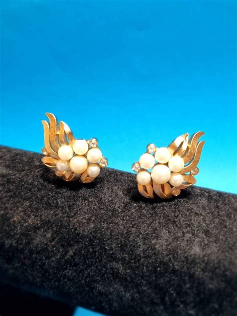 Trifari 60s Vintage Faux Pearl Crystal And Gold Plated Clip On Etsy