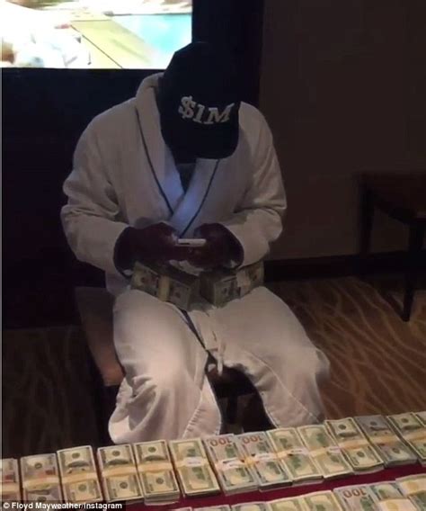 Floyd Mayweather Flaunts His Wealth Posing With Estimated 1m In Cash Daily Mail Online