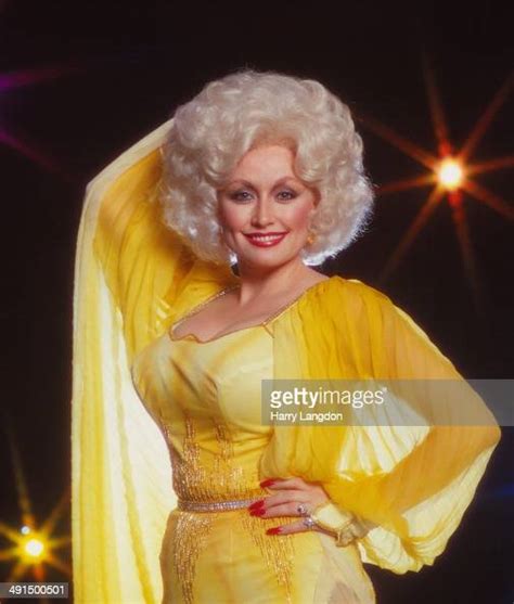 Country Singer Dolly Parton Poses For A Portrait Session In 1978 In News Photo Getty Images