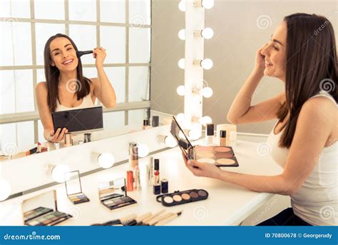 Bella Ragazza Che Fa Trucco Fotografia Stock Immagine Di Estetica