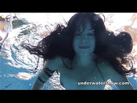Cute Umora is swimming nude in the pool XVIDEOSダウンローダー XVIDEOSの動画を