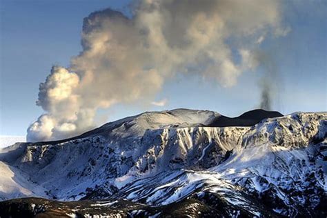 Grimsvötn, c'est le volcan le plus actif d'islande (8 au cours des 100 dernières années, soit plus de 20% des l'islande a été le théâtre de nombreuses éruptions au cours des derniers siècles, pas. Eruption du volcan Eyjafjöll en Islande : les images, les conséquences : Eruption en Islande ...
