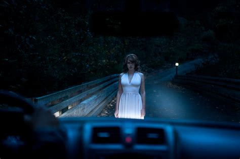 Beautiful Ghostly Woman Standing On Road In Car Headlights 照片檔及更多 一個人