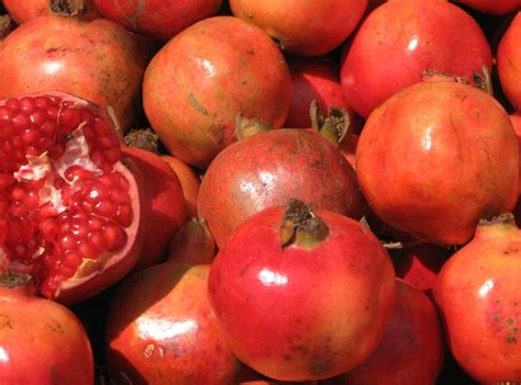 Verschwenderische glockenblüten, spektakuläre früchte und eine biblische lebenserwartung sind die herausragenden attribute, die einen granatapfelbaum auszeichnen. Granatapfel kaufen - wann ist ein Granatapfel reif | Die ...