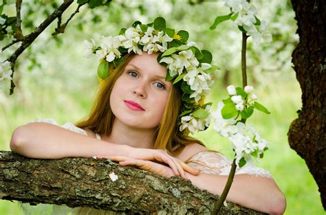 fotos gratis naturaleza bosque césped persona planta niña mujer fotografía flor