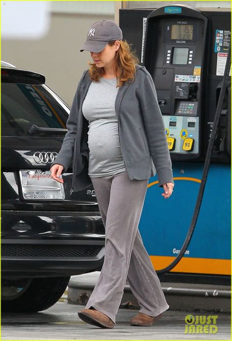 Jenna Fischer Shows Off Her Baby Bump In L A Photo Jenna Fischer Pregnant