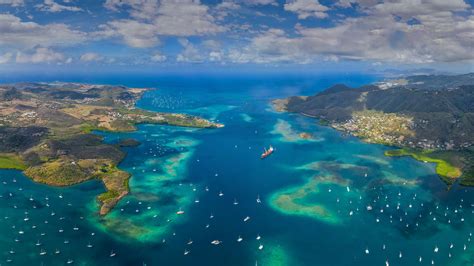 蔚蓝海域中的马提尼克岛，加勒比海 © Airpano Llcamazing Aerial Agency 必应每日高清壁纸 精彩