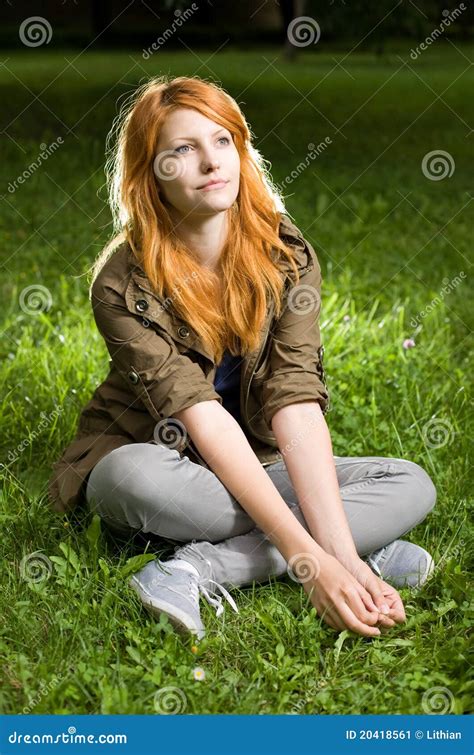 Verticale Romantique D Une Jeune Fille Rousse Image Stock Image Du Jeune Brun 20418561