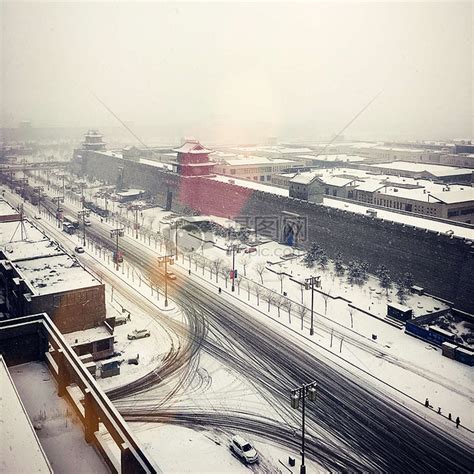 Qǐng dīng yún kànkan wǒmen de xīn fángzi. 大同雪景高清图片下载-正版图片500368838-摄图网