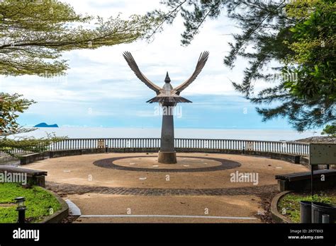 Das Vogeldenkmal Ist Die Größte Hornbill Statue In Sarawak Auf Borneo