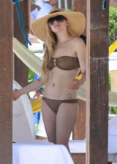 Avril Lavigne Shows Off Skimpy Bikini Look In Mexico