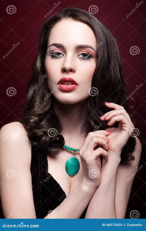Jeune Belle Femme Dans La Robe Noire Avec La Couleur Verte De Pistache Image Stock Image Du