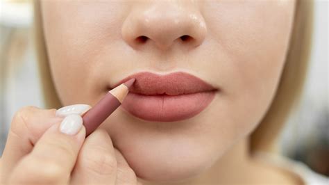 The Makeup Artist Hack For Fuller Lips Without Overdrawing