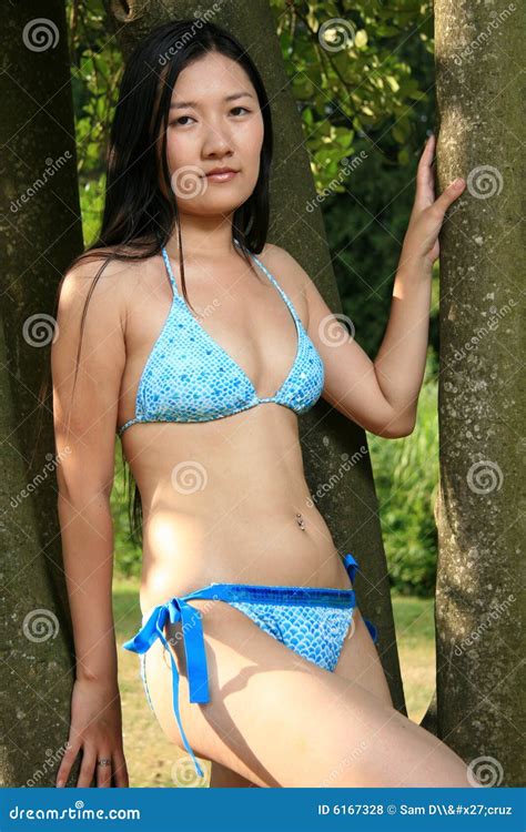 Het Aziatische Model In Openlucht Stellen Van De Bikini Stock Foto