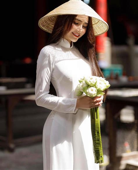 Người đẹp Việt Mặc áo Dài Mỏng Chụp ảnh Chốn Trang Nghiêm Gây Bức Xúc Thoitrangviet247