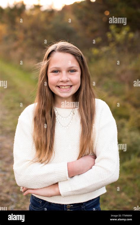 Das Lächeln Der 13 Jahre Alte Mädchen Steht Selbstbewusst Bei