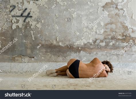 Naked Woman Laying On Floor Abandoned Stok Foto Raf Imdi D Zenle