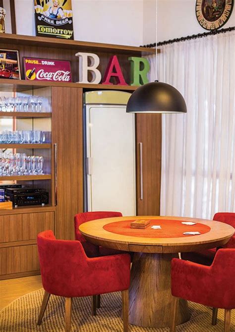 um espaço de lazer foi criado com mesa de jogos e área de bar as cadeiras revestidas em suede