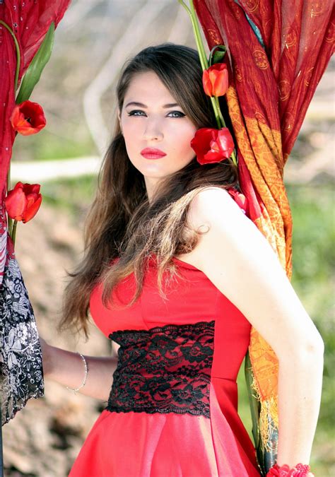 무료 이미지 소녀 여자 사진술 꽃 트렁크 모델 빨간 유행 의류 레이디 담홍색 인간의 몸 드레스 아름다움 튤립 복장 매혹적인 약 파란 눈