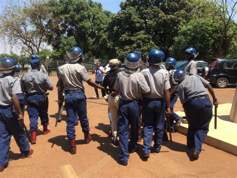 In Pictures Police Arrest Mdc Activists Outside Rotten Row Courts Zimeye
