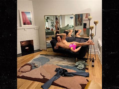 Emily Ratajkowski Posing Fully Naked Cxfakes The Best Porn Website
