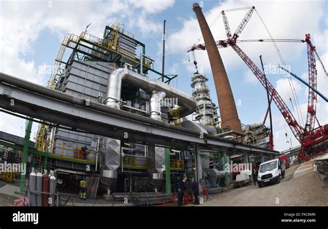 The New Vacuum Distillation Column R Is Constructed At The Crude Oil