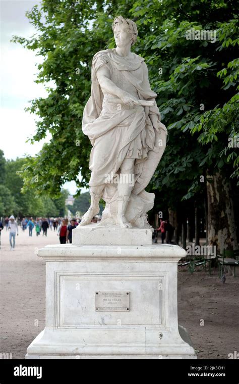 Paris France 10 Juin 2019 Statue De Jules César De Coustou