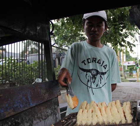 Penggunaan lengkuas atau laos sangat berperan penting terhadap resep ayam goreng lengkuas yang akan dibuat. Baroncong Kue Tradisional Sepanjang Masa Khas Bugis Makassar Tagar