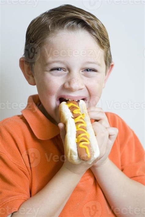 Joven Sosteniendo Comer Hot Dog 919483 Foto De Stock En Vecteezy