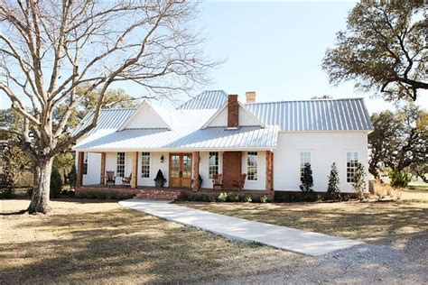 Tour Chip And Joanna Gaines Very Own Fixer Upper Farmhouse Modern