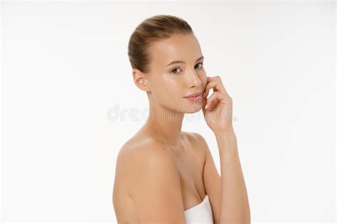 Mujer Joven Hermosa Con La Piel Perfecta Limpia Retrato De La Belleza Modelo Tocando Su Cara