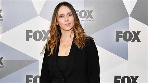 Jennifer Love Hewitt Hilariously Apologizes For Looking Wrecked At