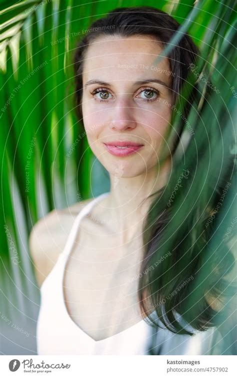 Junge Schöne Natürliche Fröhliche Frau Mit Gesundem Gesicht Und Haut In Exotischen Grün Closeup