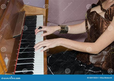 Jeune Femme Sexy Jouant Le Piano Photo Stock Image Du érotique Divers 60415024